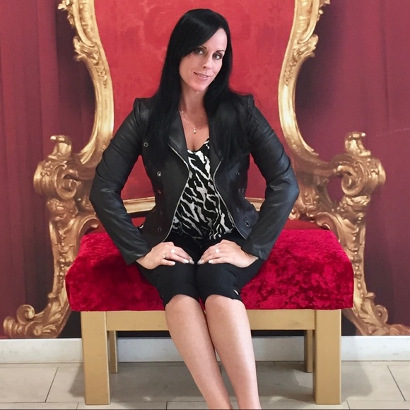 Meet your Posher, Lisa Michelle.💎 - Picture 10 of 15